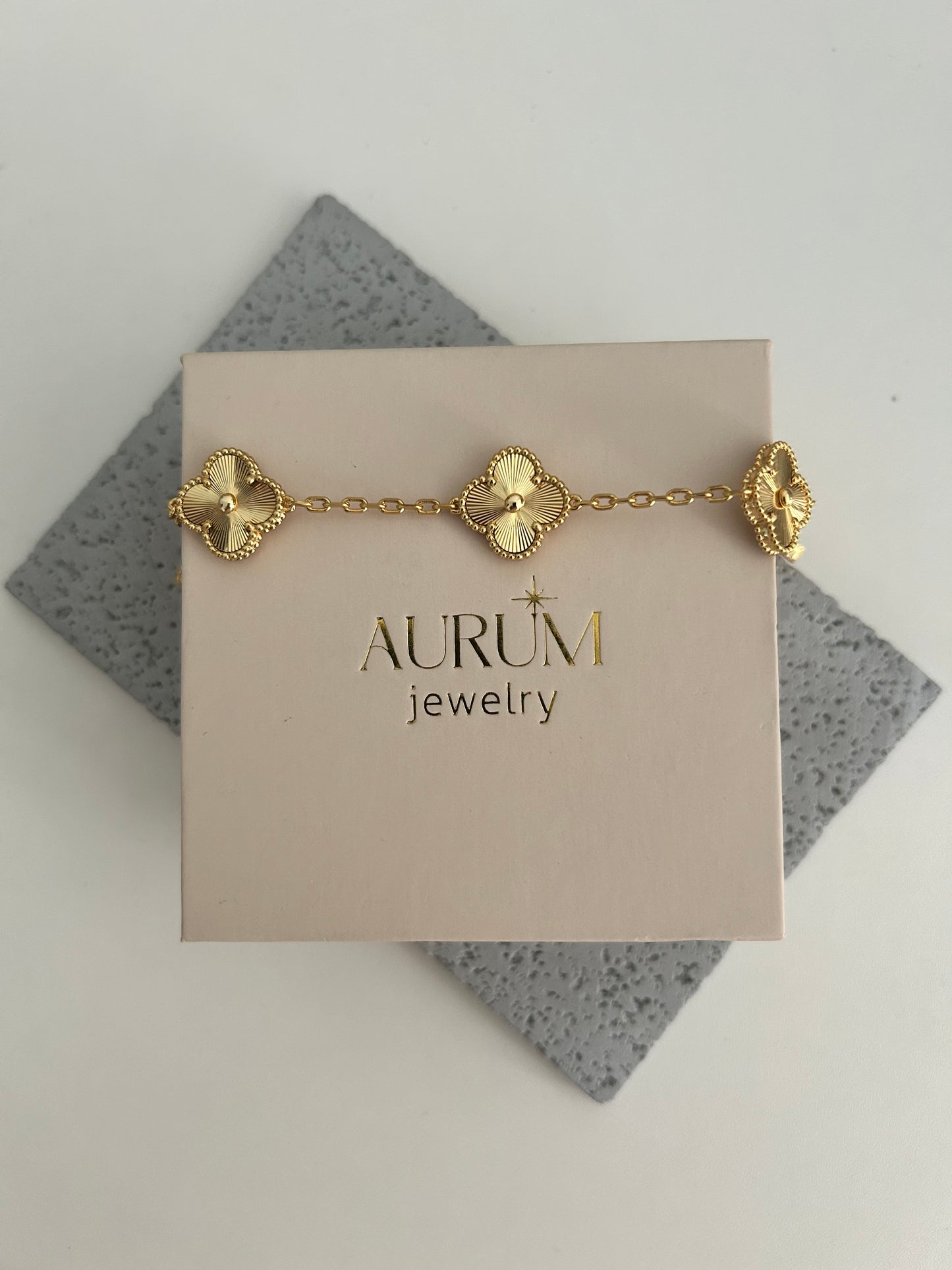 Anya bracelet • Gold four-leaf clover bracelet