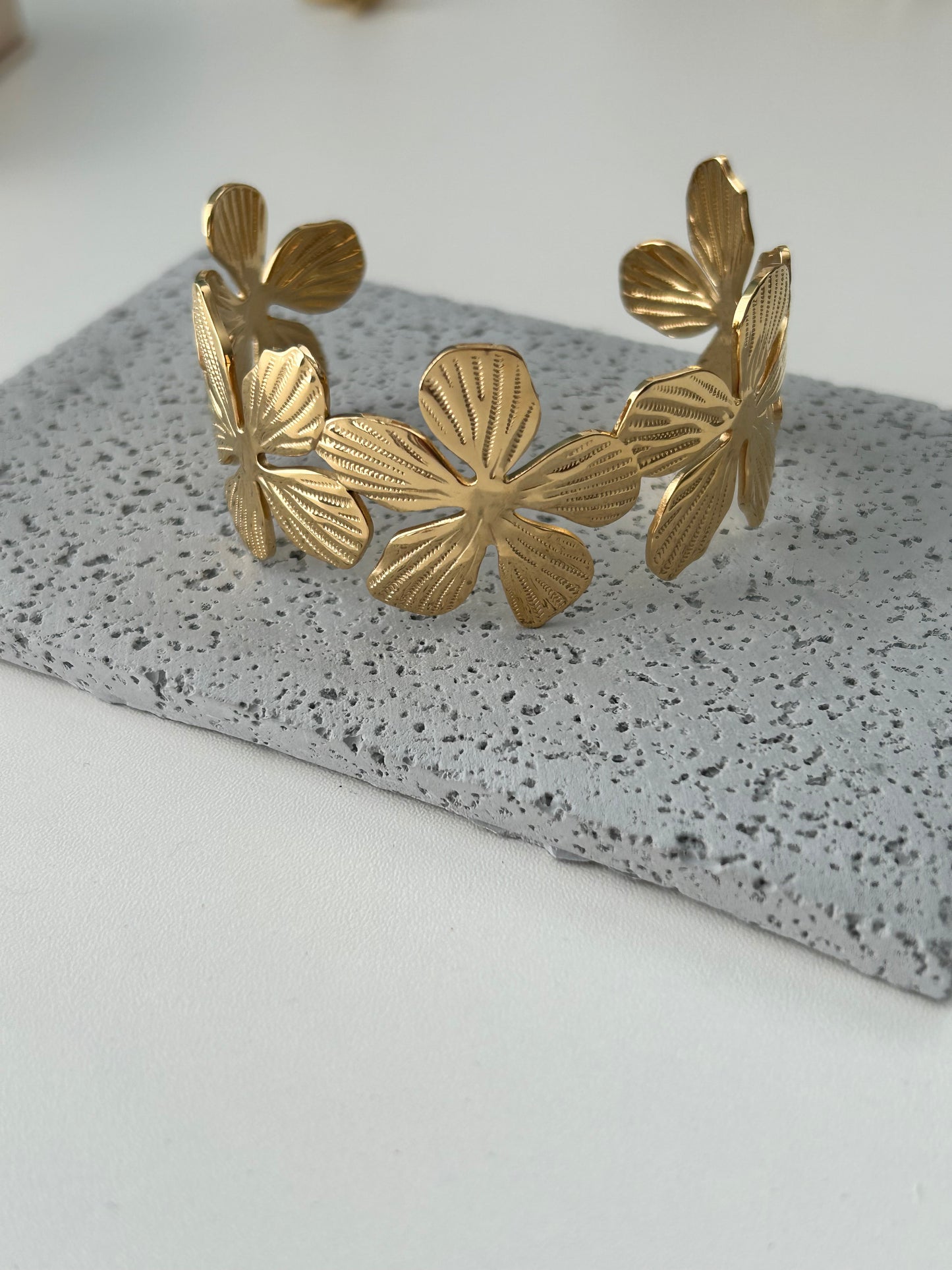 Camelia big flowers bangle