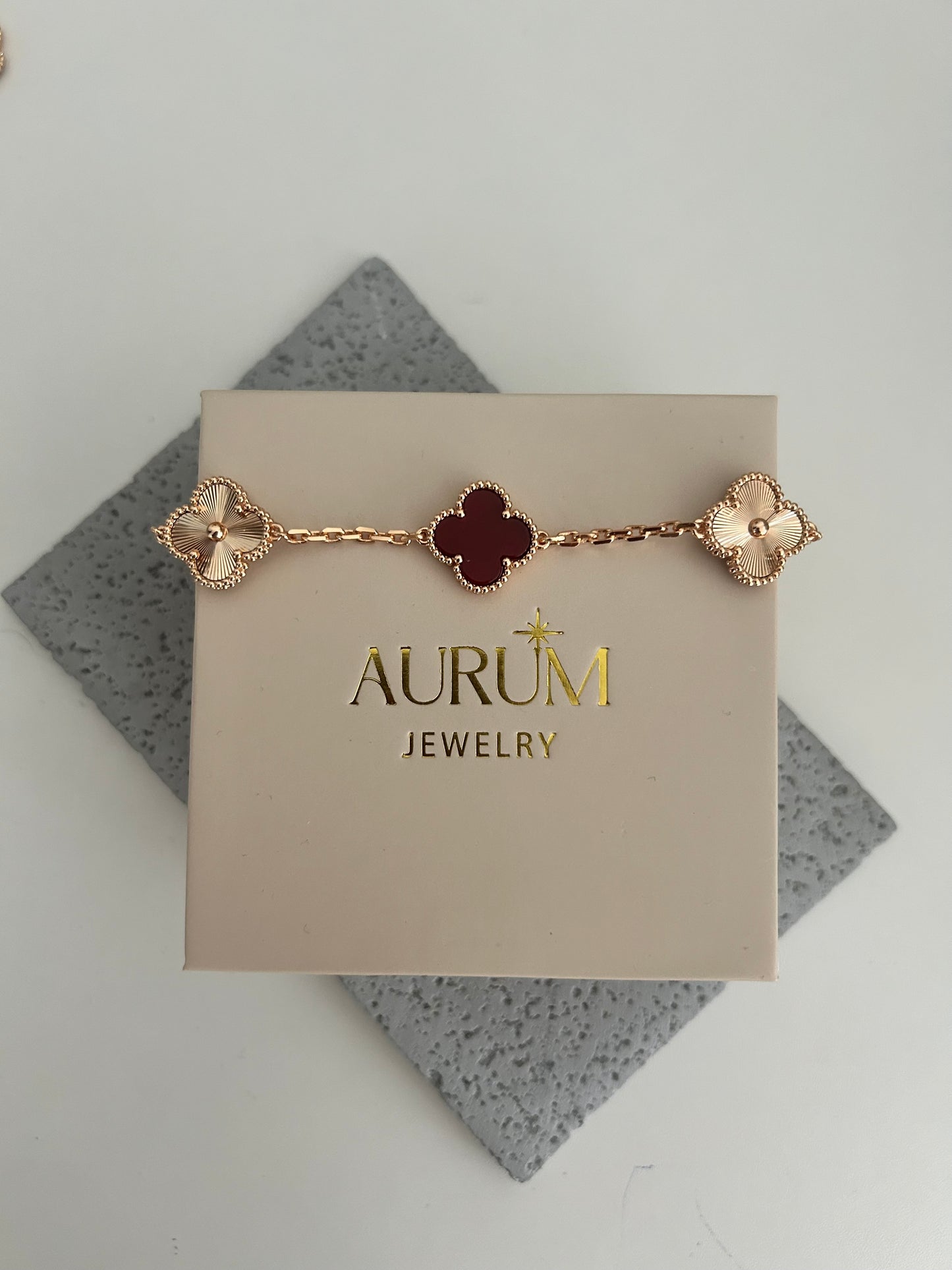 Anisa bracelet - Four-leaf Rose Gold and wine clover bracelet