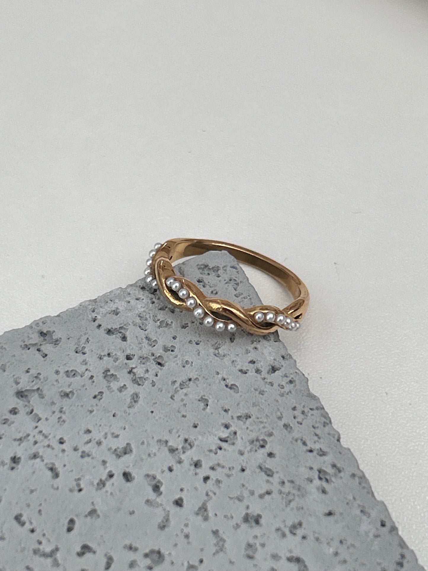 Larissa Ring • Pearl gold ring