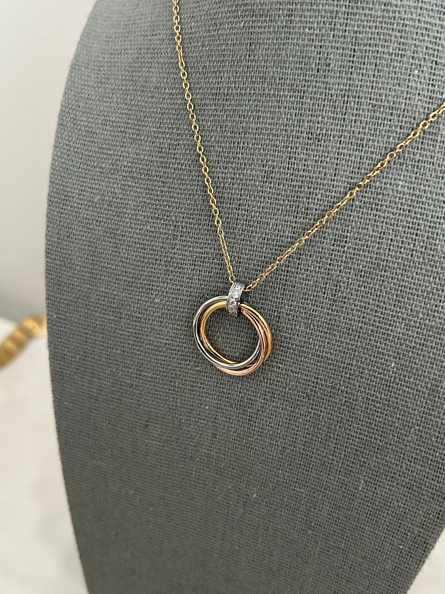 Risla Intertwining circle necklace