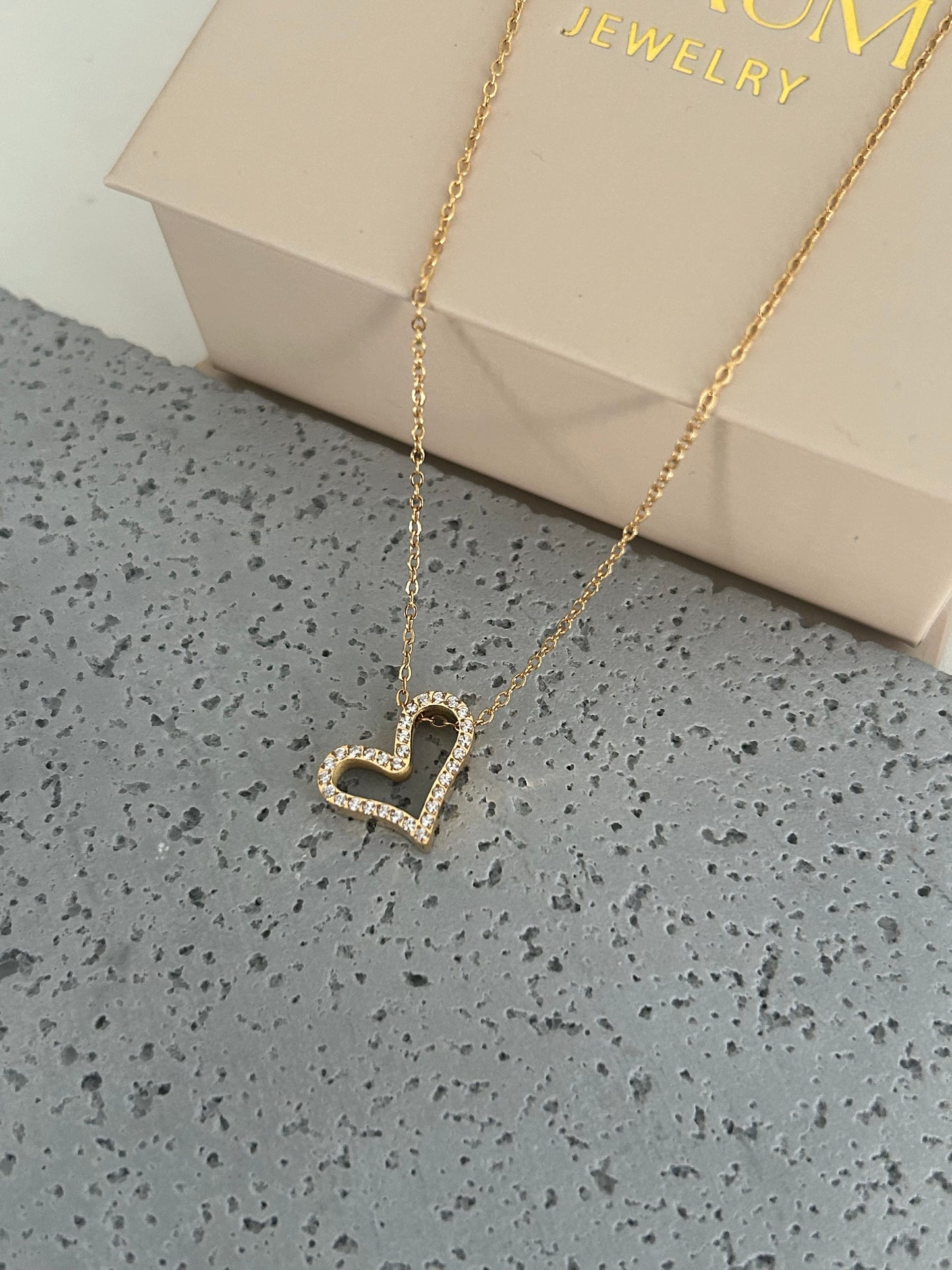 Annie Necklace • Heart necklace