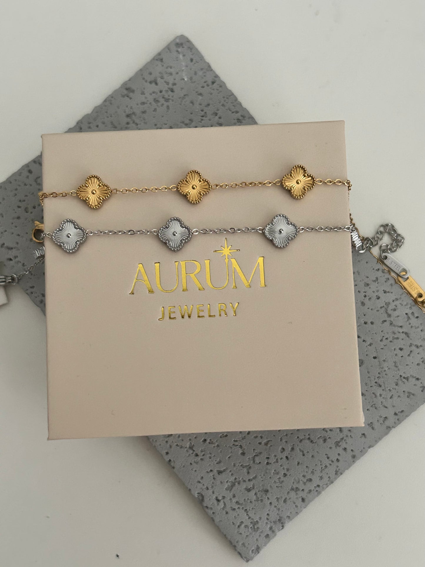 Maryam bracelet - Four-leaf Gold dainty clover bracelet