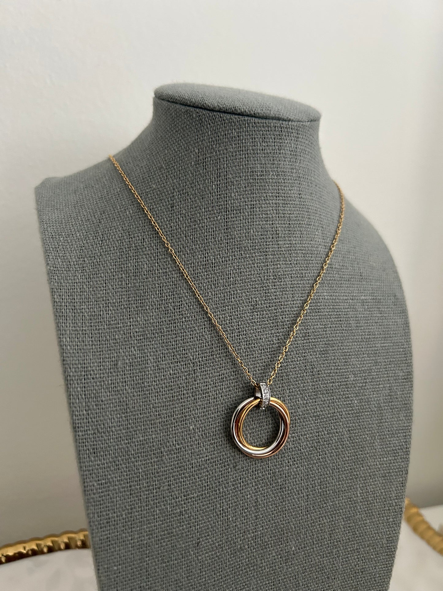 Risla Intertwining circle necklace