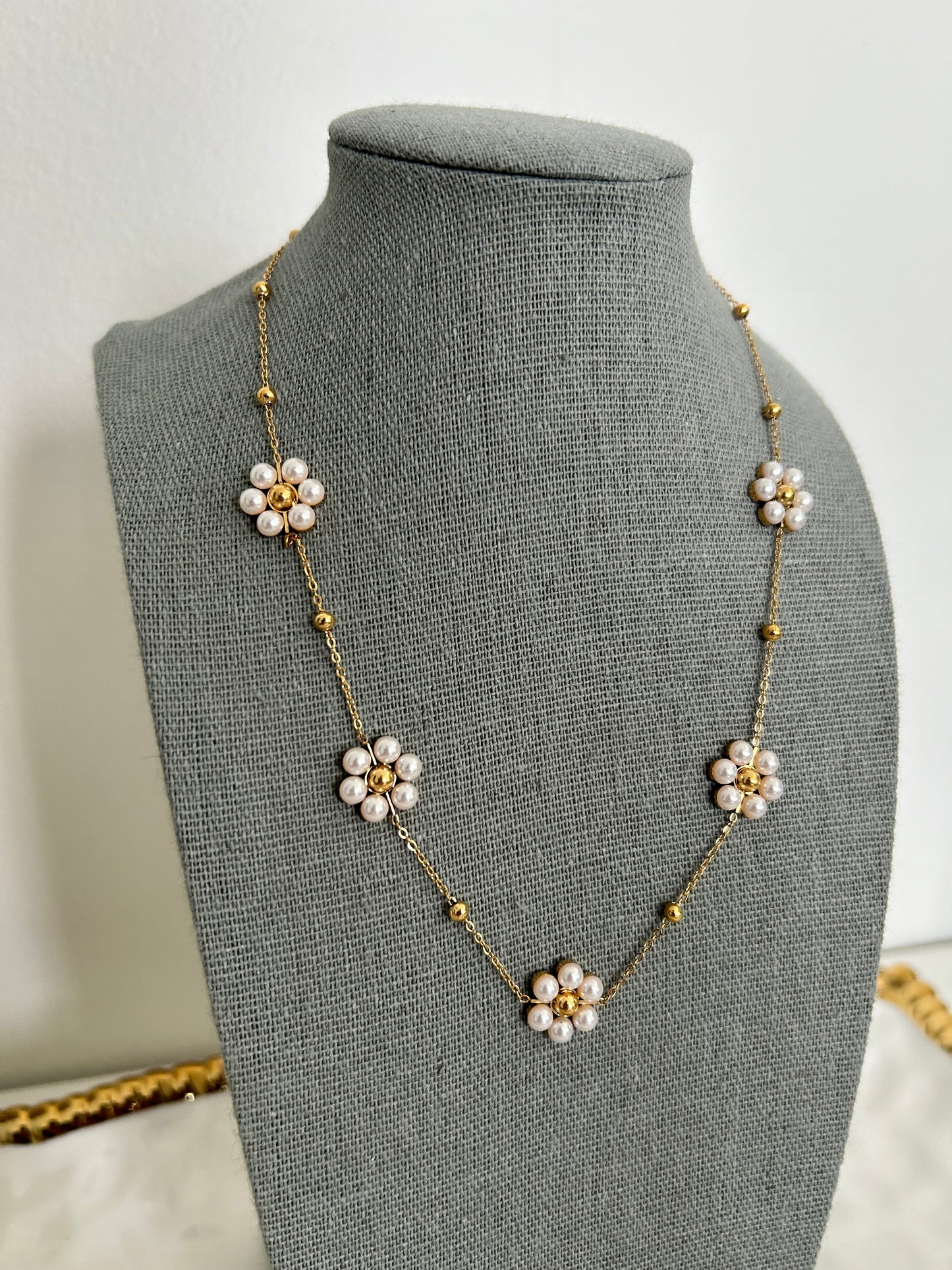 Anum Necklace • Flower necklace