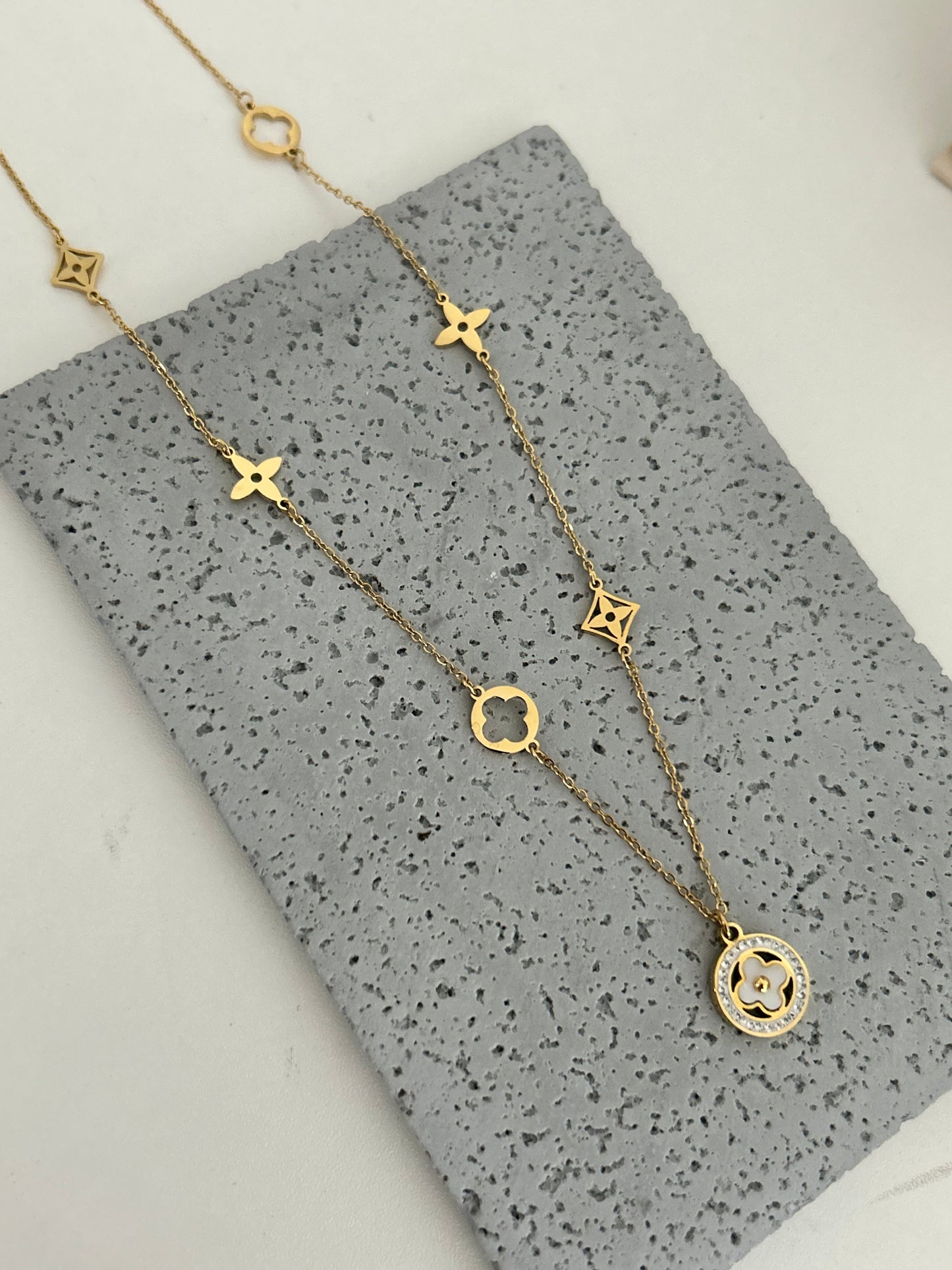 Rija necklace • Clover and Flowers Gold Necklace