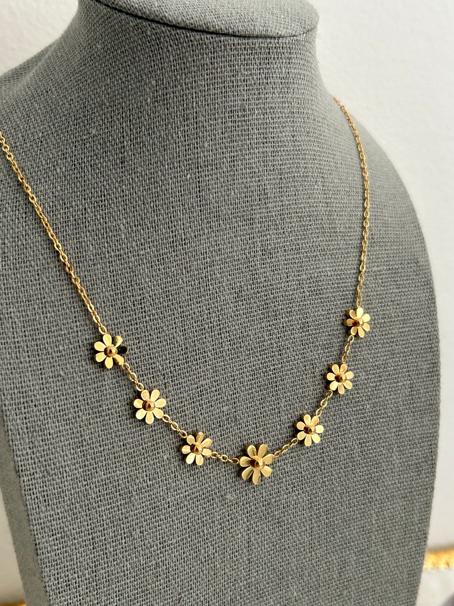 Daisy necklace