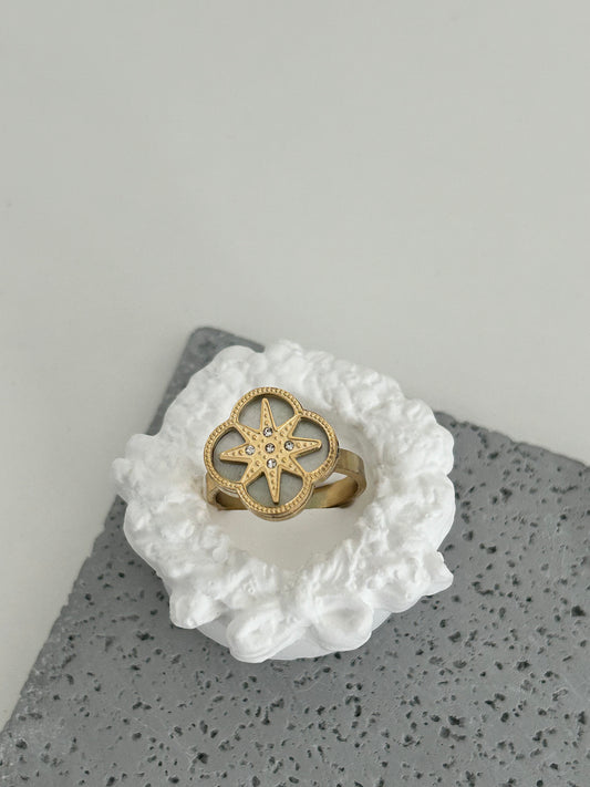 Maha ring - Adjustable Gold Sparkle Clover Ring