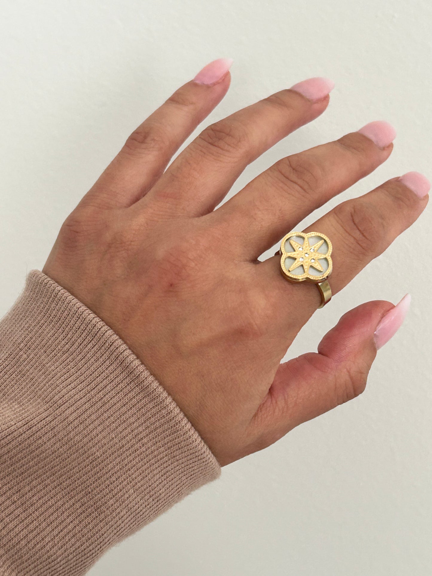 Maha ring - Adjustable Gold Sparkle Clover Ring